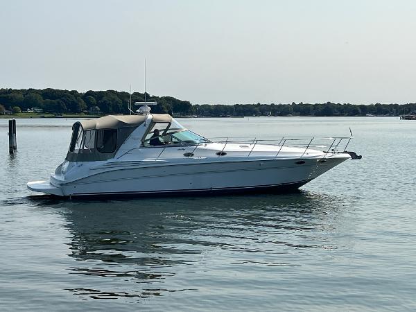 Sea Ray 400 Sundancer 1998 Sea Ray 400 Sundancer yacht on calm water, side view.