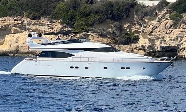Maiora 20S Luxury Maiora 20S yacht cruising near rocky coastline, 2006 model.