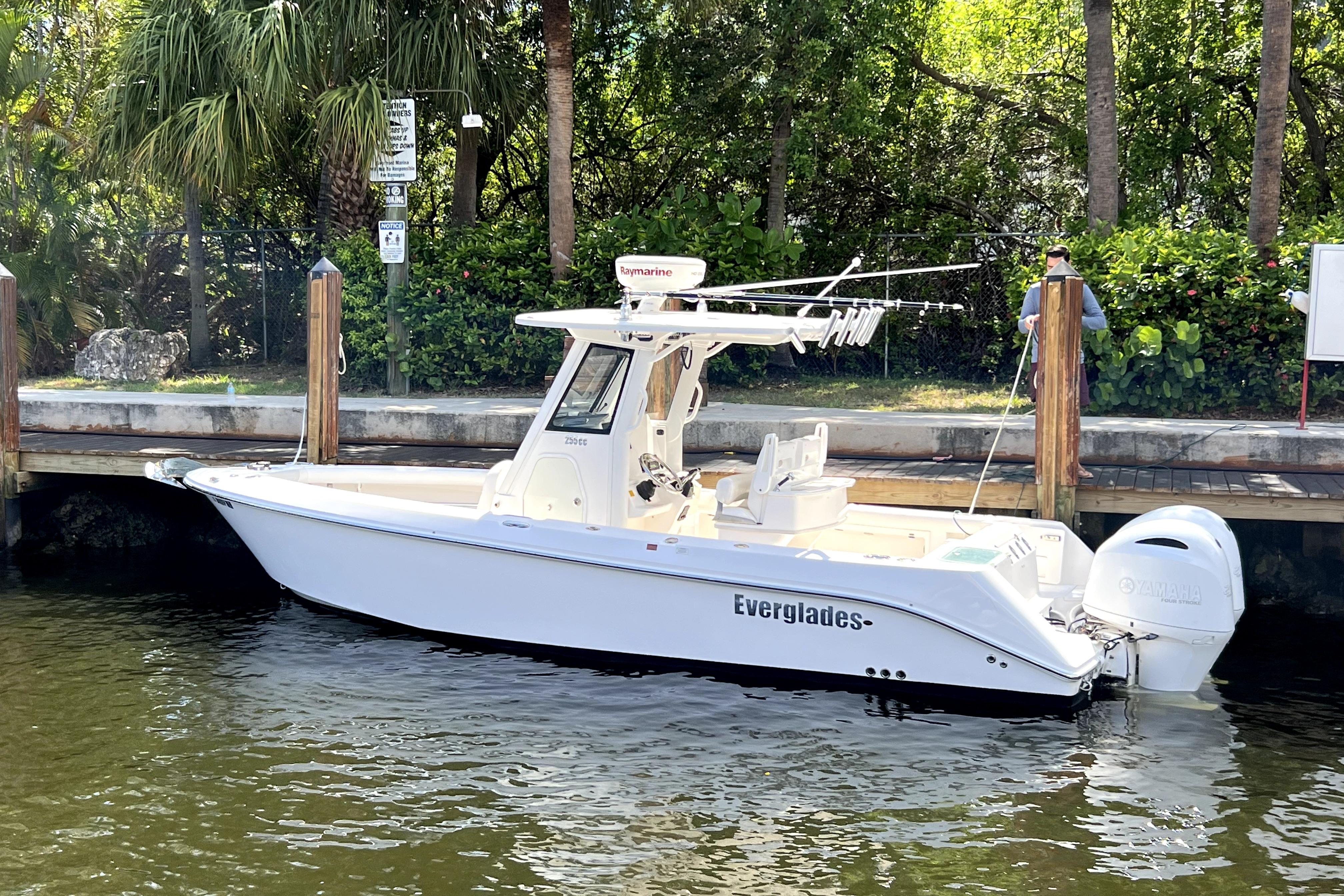 2015 Everglades 255 Center Console