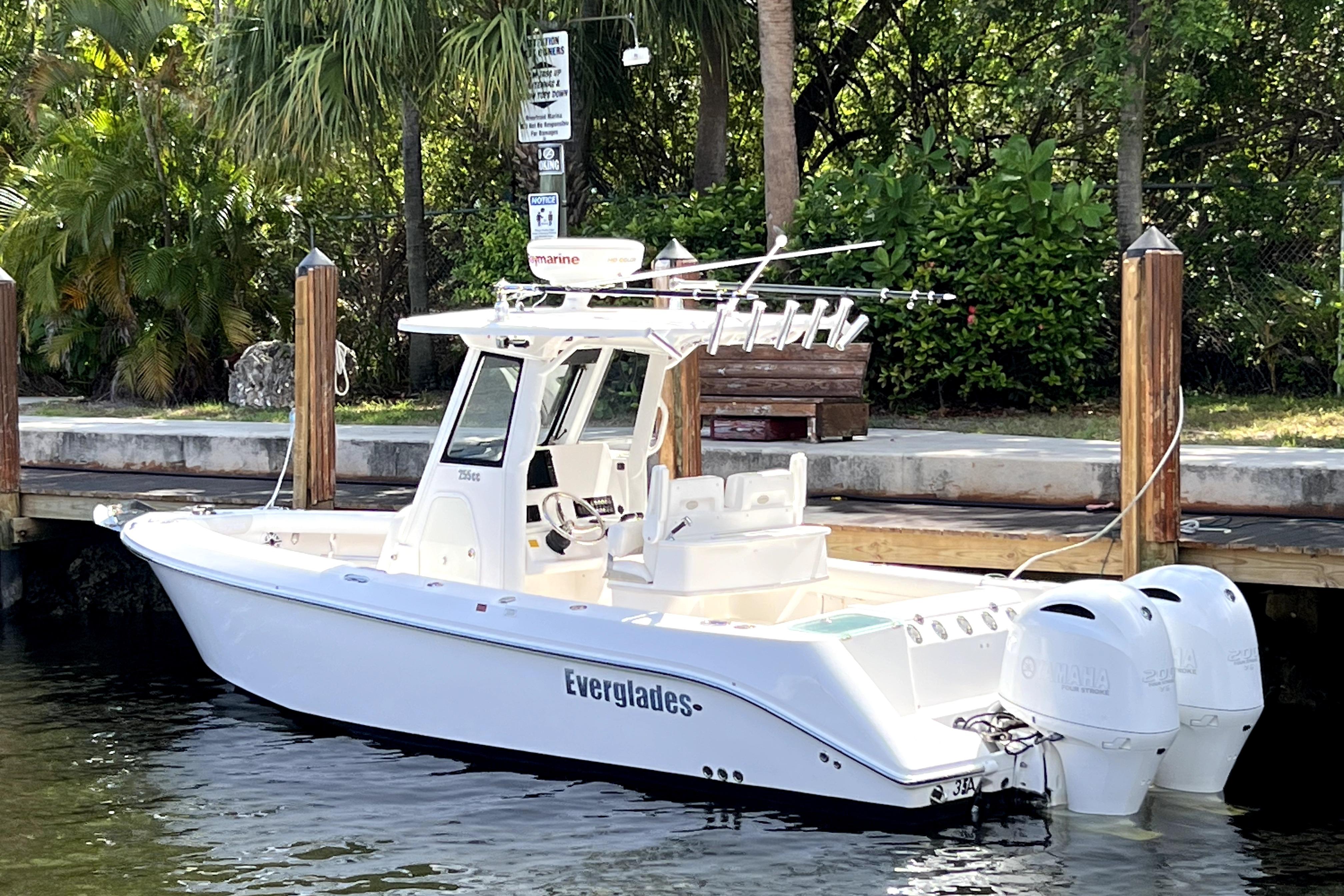 2015 Everglades 255 Center Console