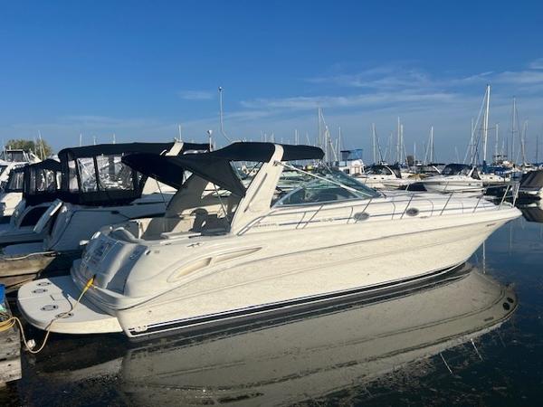 Sea Ray 410 Sundancer 2000 Sea Ray 410 Sundancer yacht docked in marina under clear blue sky.