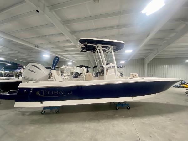 Robalo 246 Cayman 2024 Robalo 246 Cayman boat in indoor showroom, side view.