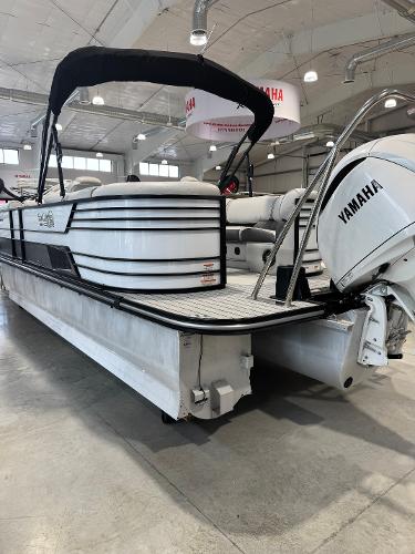 G3 Elite 324RC 2024 G3 Elite 324RC pontoon boat with Yamaha engine in showroom.
