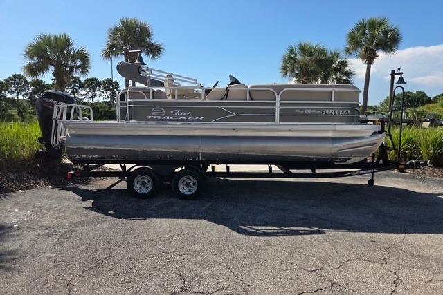 2017 Sun Tracker Party Barge 20 DLX