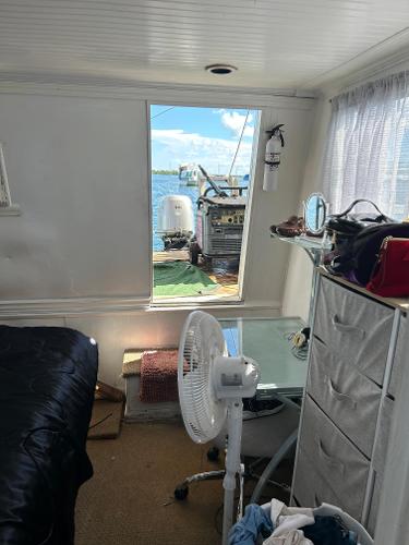 1989 Sun Tracker House Boat