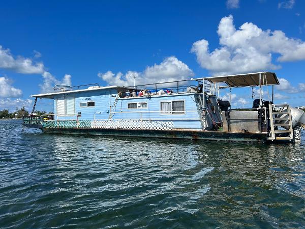 1989 Sun Tracker House Boat