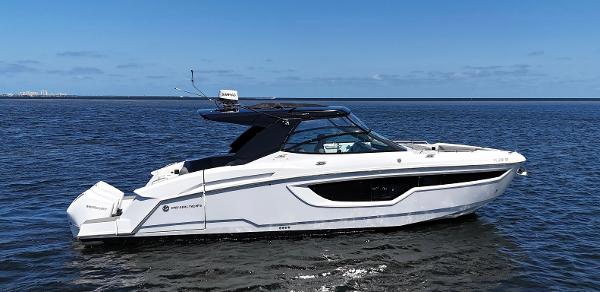 2020 Cruisers Yachts 38 GLS OB