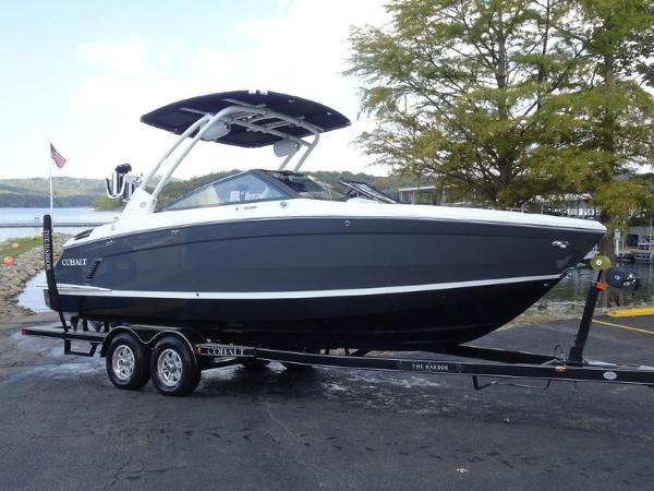 Cobalt R6 Surf 2025 Cobalt R6 Surf boat on trailer by lakeside.