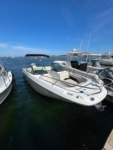 2017 Boston Whaler 230 Vantage