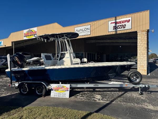 Pathfinder 2200 TRS 2025 Pathfinder 2200 TRS boat on trailer outside dealership.