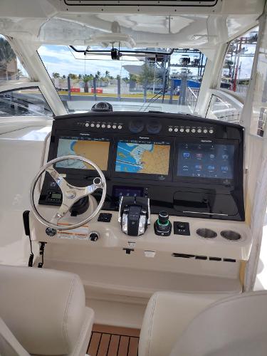 2018 Boston Whaler 420 Outrage