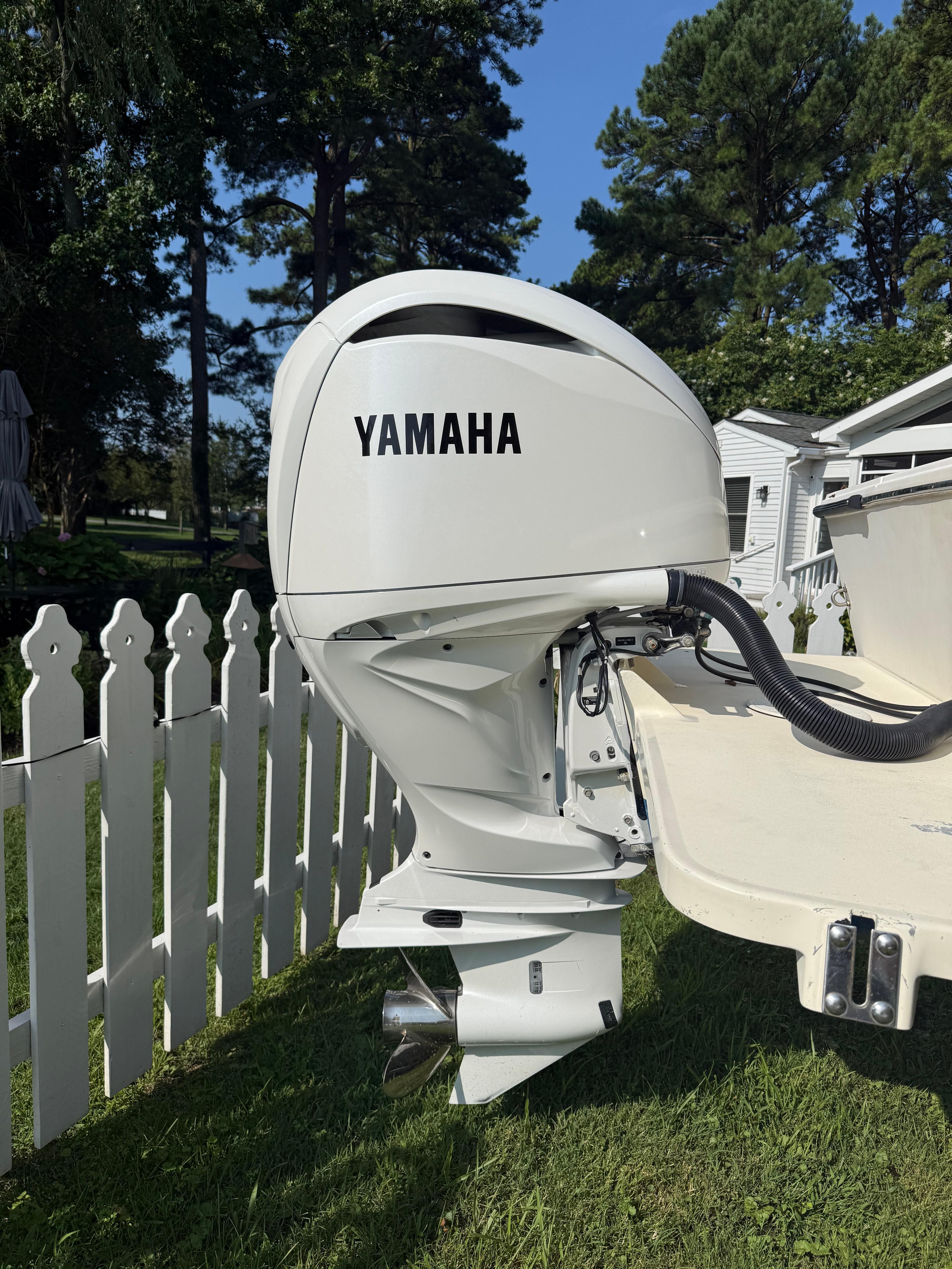 2005 Parker 2501 Center Console