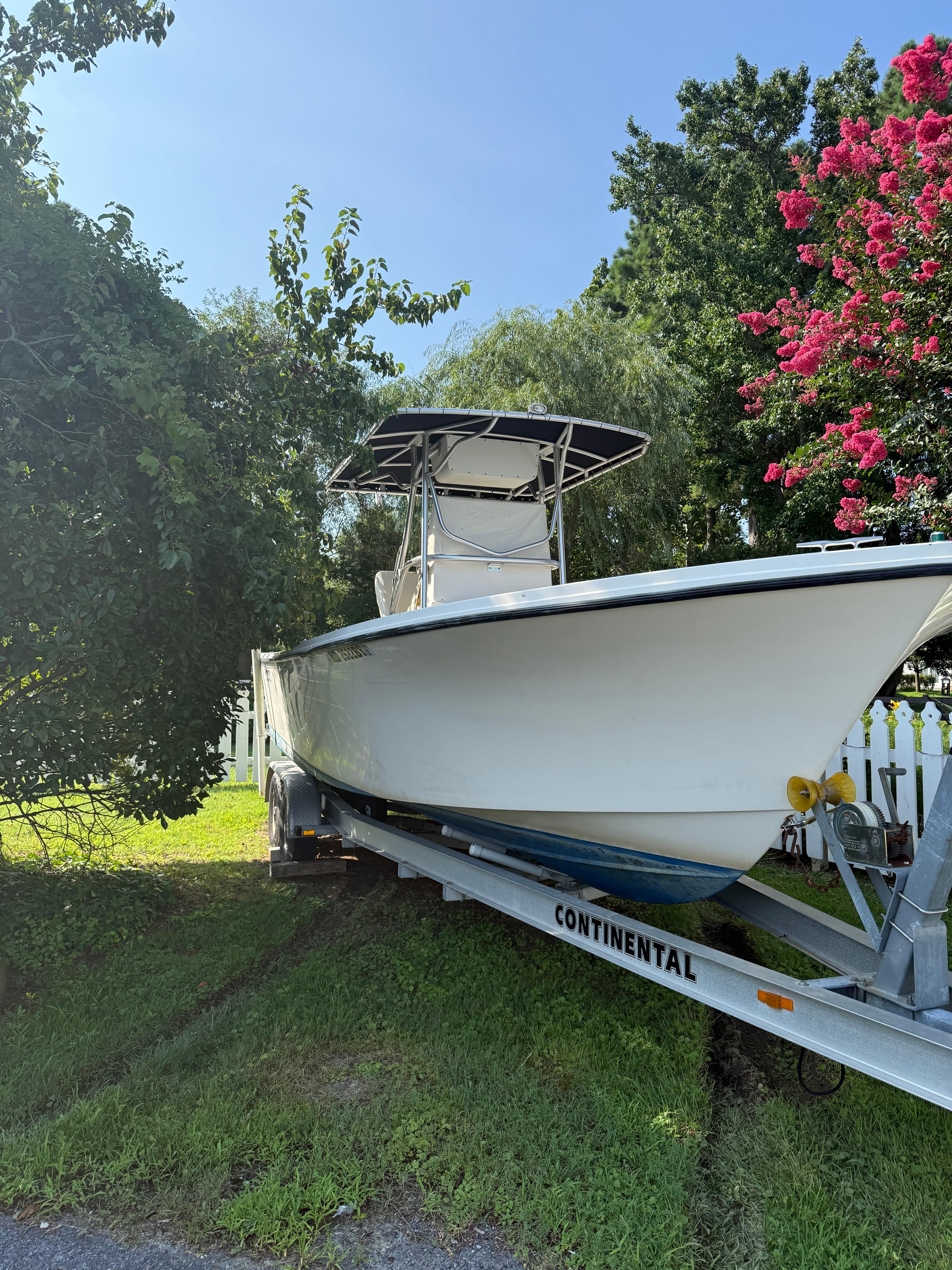 2005 Parker 2501 Center Console