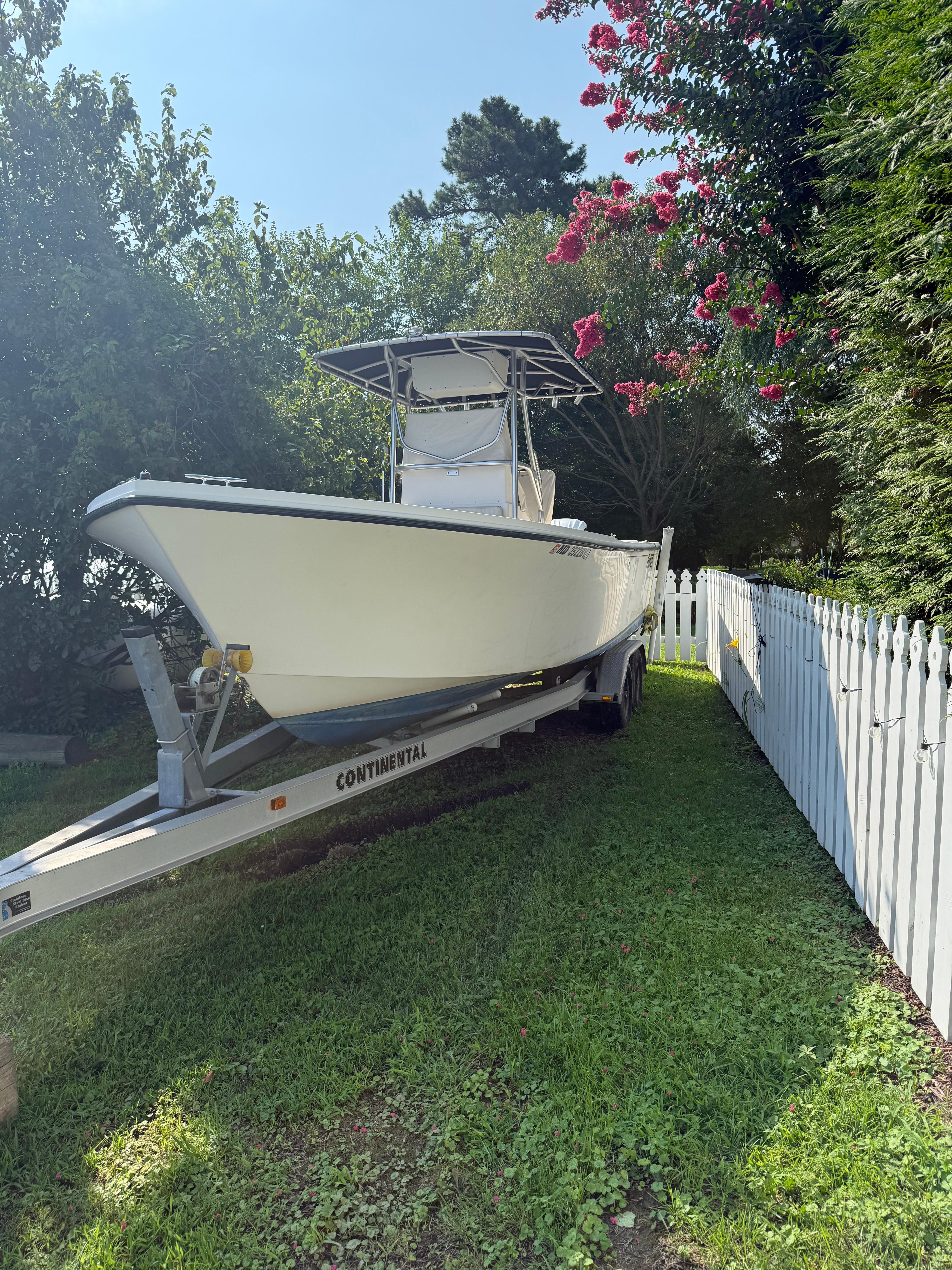 2005 Parker 2501 Center Console