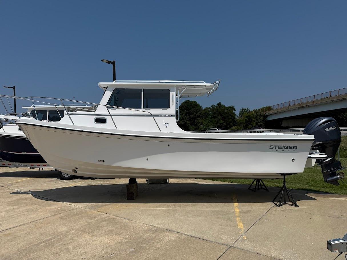Steiger Craft 255 Miami 2026 Steiger Craft 255 Miami boat on display, featuring sleek design and Yamaha outboard motor.