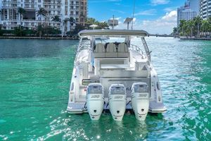 Azimut 40 Verve 2019 Azimut 40 Verve yacht with triple engines on turquoise water, cityscape background.
