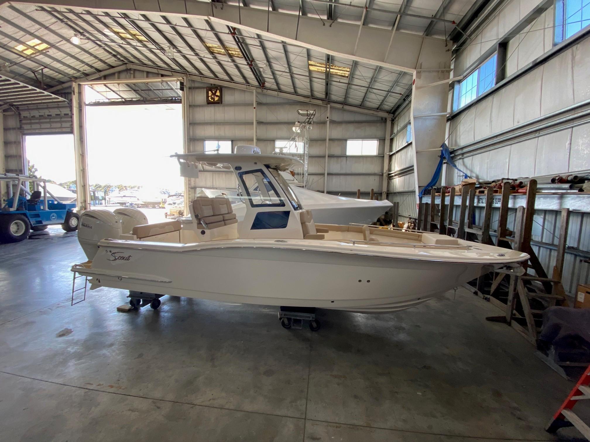 Scout 260 LXF 2025 Scout 260 LXF boat in a spacious indoor marina.