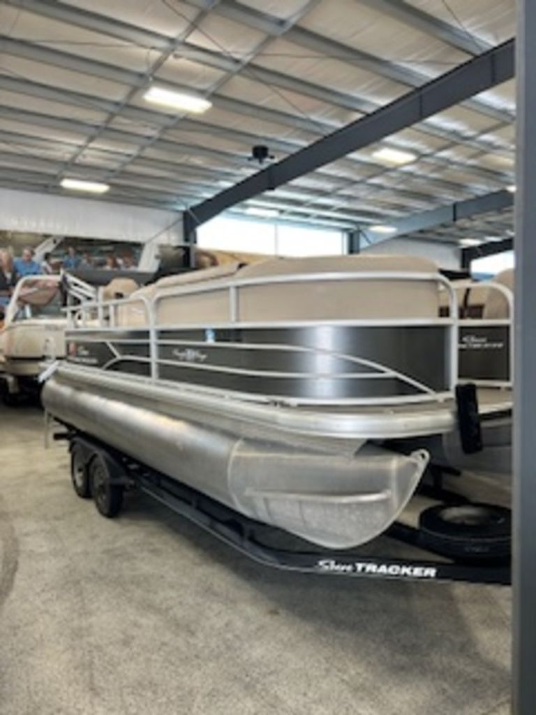 Sun Tracker Party Barge 20 DLX