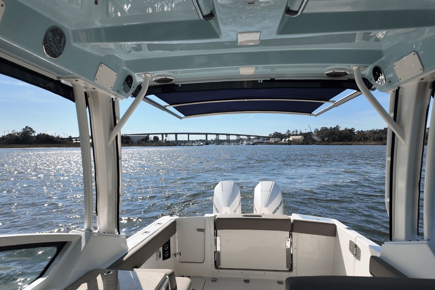 Boston Whaler 280 Vantage 2025 Boston Whaler 280 Vantage cruising on a sunny day, view from the cockpit.