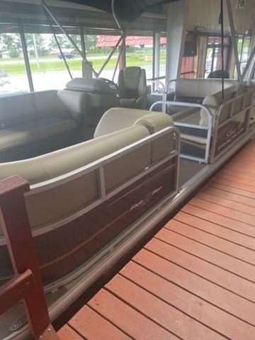 2025 Sun Tracker Party Barge 18 DLX