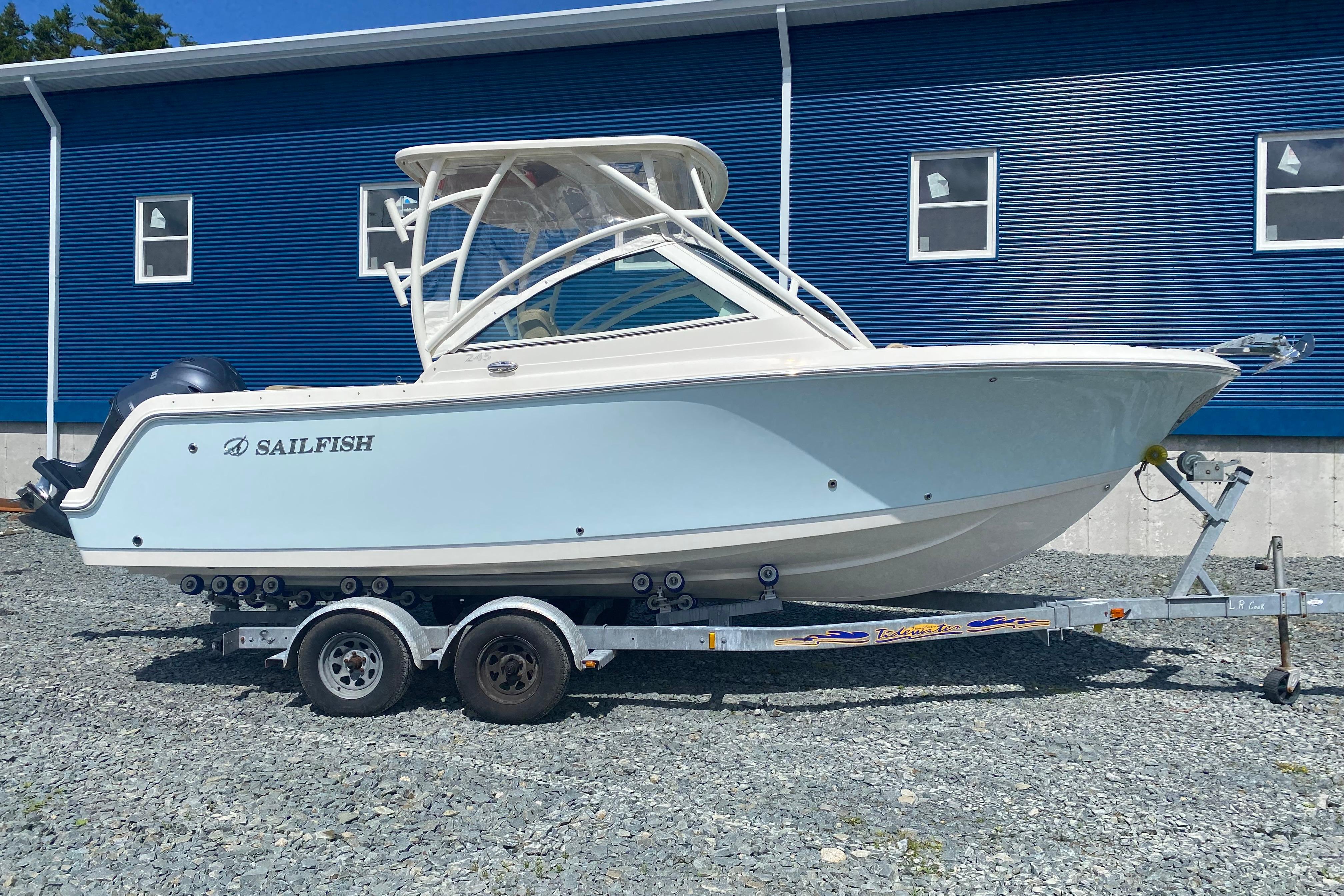 2018 Sailfish 245 DC