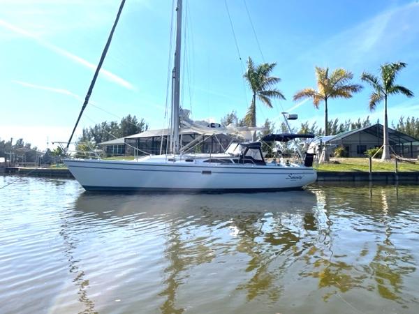 Catalina 36 MkII 1998 Catalina 36 Mk II sailboat docked by palm trees on a sunny day.