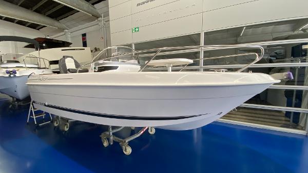 2025 B2 Marine CAP FERRET 522 OPEN