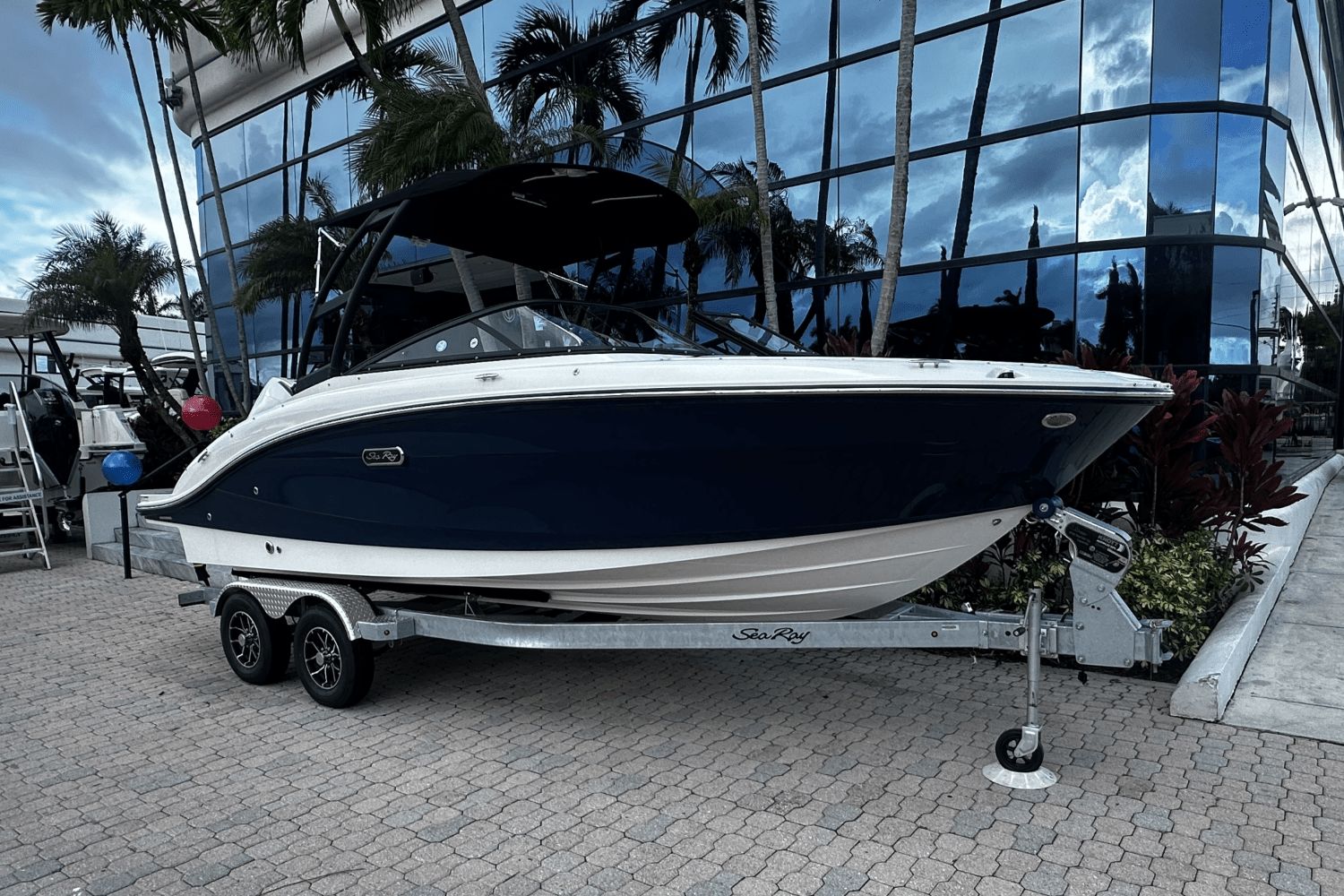 2026 Sea Ray SPX 210 Outboard