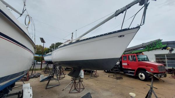 Hunter 25 Starboard side showing new Epoxy Barrier and sides buffed
