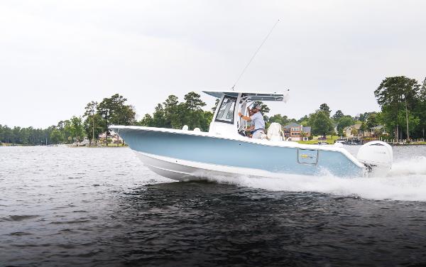 Sea Hunt Ultra 275 SE 2025 Sea Hunt Ultra 275 SE boat cruising on a lake.
