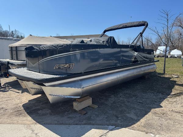 2025 Tahoe Pontoon LTZ Versatile Rear Bench Windshield