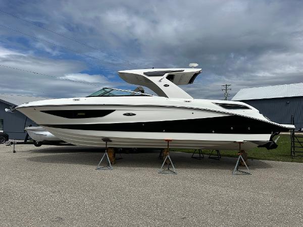 Sea Ray SLX 350 2025 Sea Ray SLX 350 boat on stands, displayed outdoors under cloudy sky.