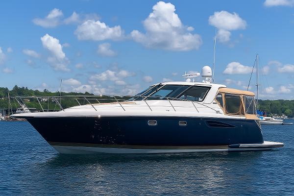 Tiara Yachts 3600 Sovran 2004 Tiara Yachts 3600 Sovran cruising on a sunny day with blue skies.