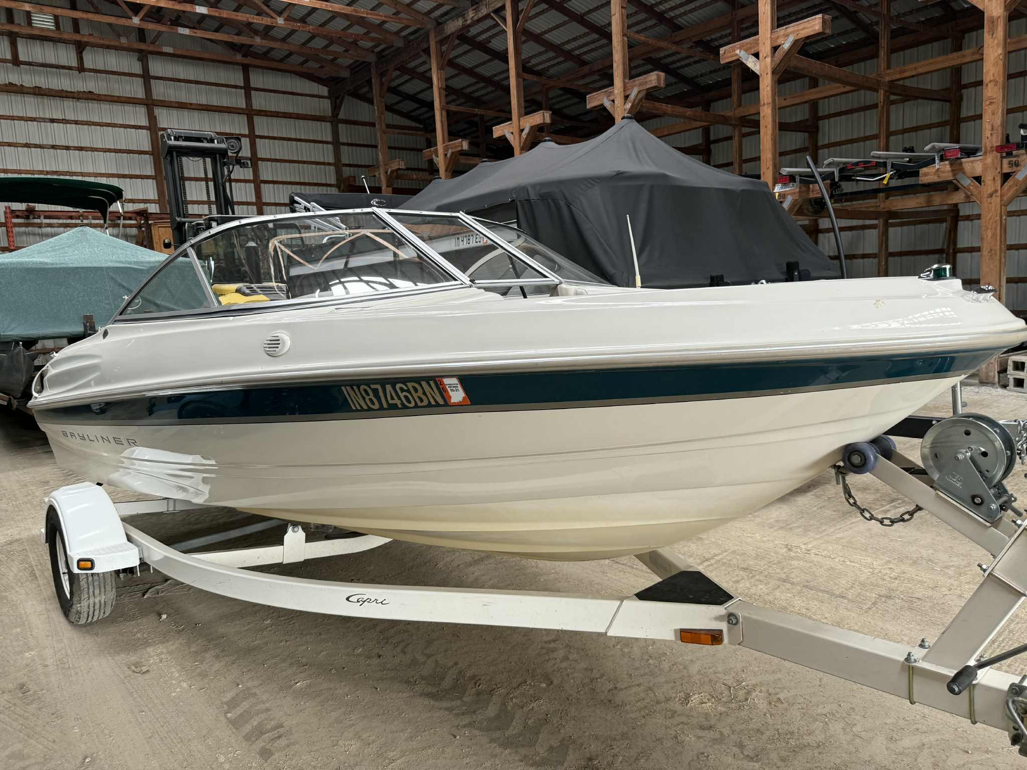 Bayliner 1750 Capri DX 2000 Bayliner 1750 Capri DX boat on trailer in storage facility.