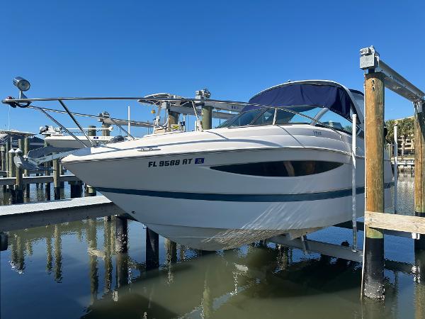 Four Winns Vista 275 2015 Four Winns Vista 275 boat docked on a sunny day.