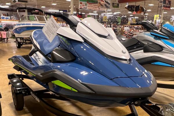 Yamaha WaveRunner FX Cruiser SVHO 2024 Yamaha WaveRunner FX Cruiser SVHO in showroom, blue and white design.
