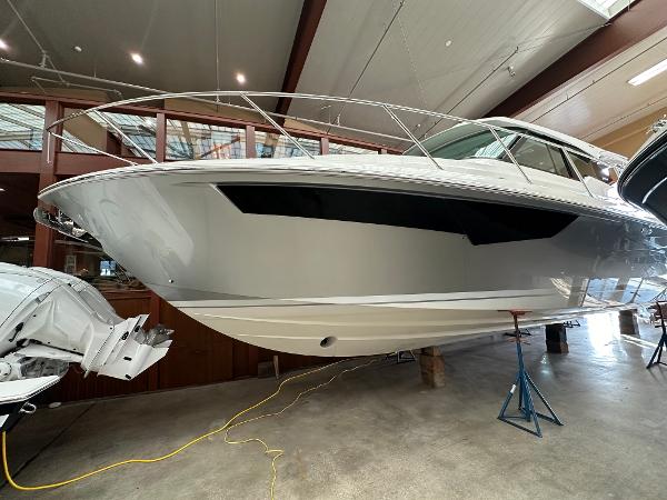 Tiara Yachts 43 LE 2022 Tiara Yachts 43 LE in a showroom, sleek design and modern features.