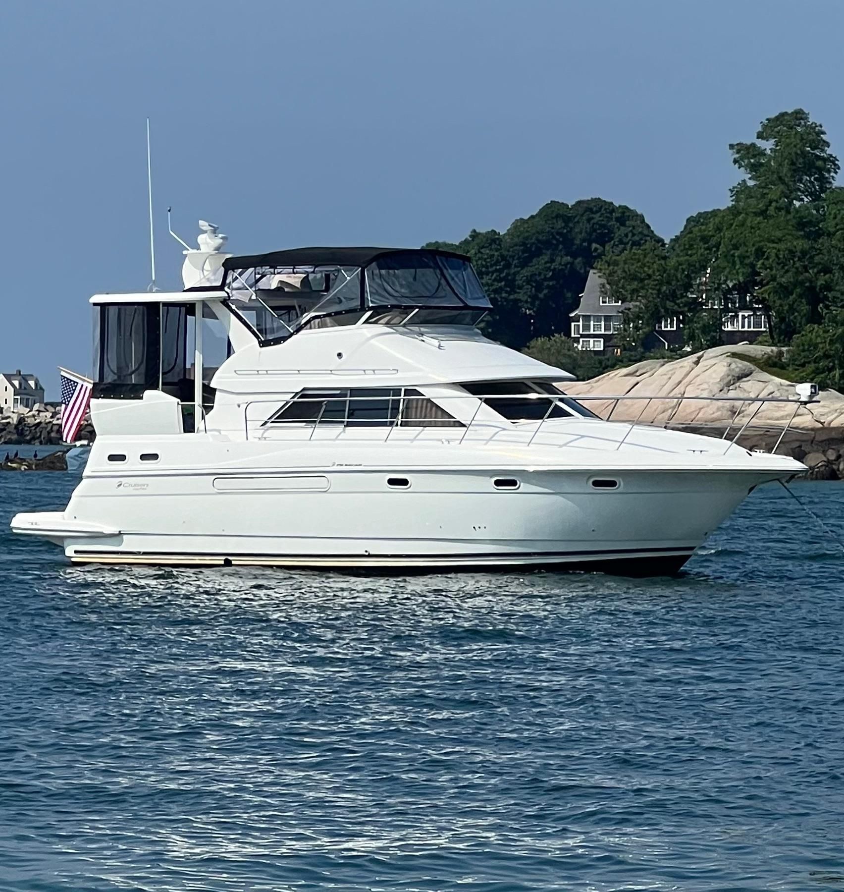 2000 Cruisers Yachts 3750 Motoryacht