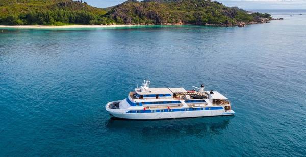 Cruise Ship 44 Guests / 21 Cabins