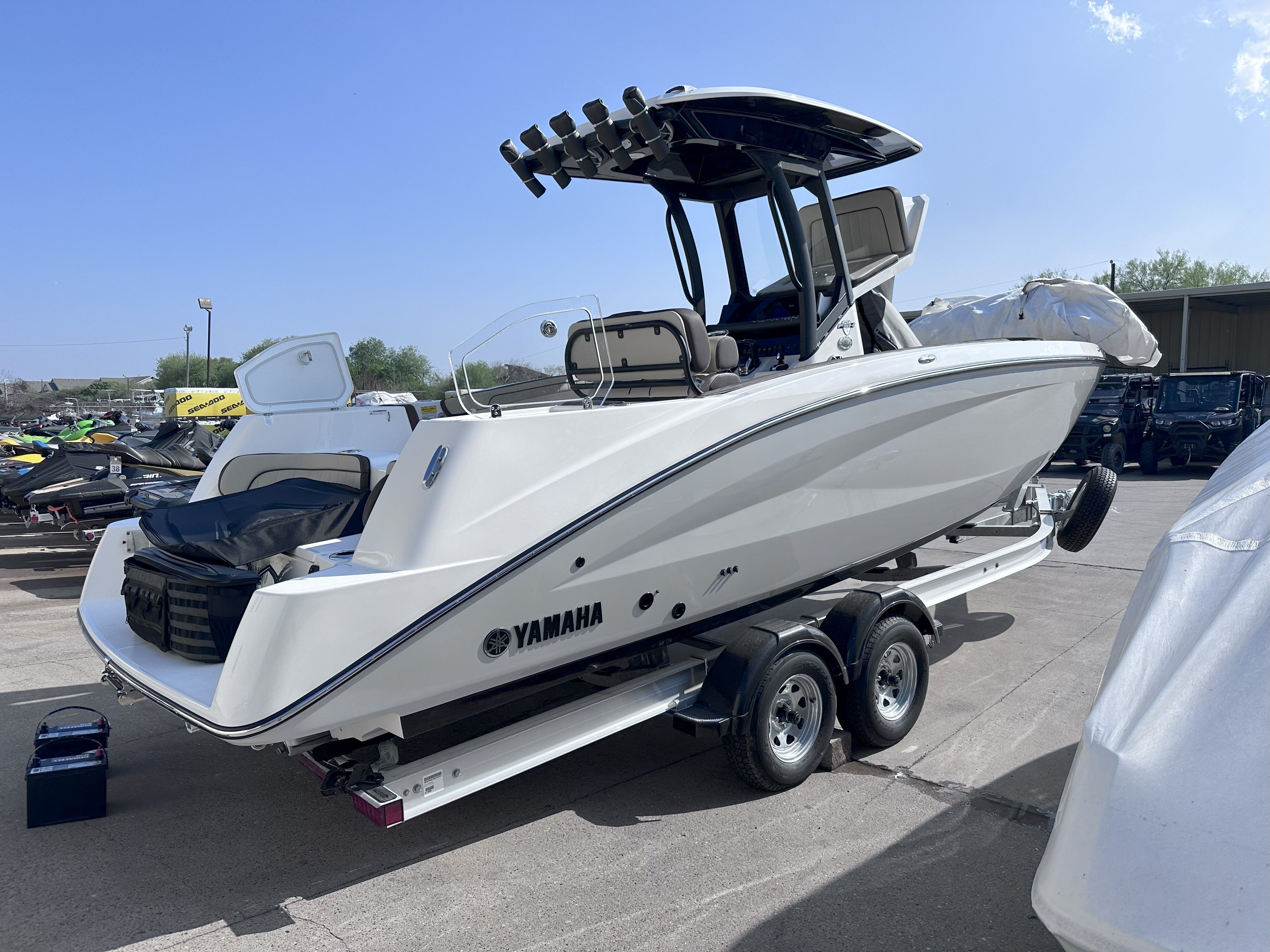 Yamaha Boats 255 FSH Sport H 2024 Yamaha Boats 255 FSH Sport H on trailer, displayed outdoors under clear sky.
