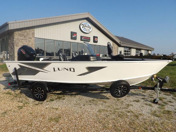 Lund 1775 Adventure SS 2025 Lund 1775 Adventure SS boat displayed outside dealership.