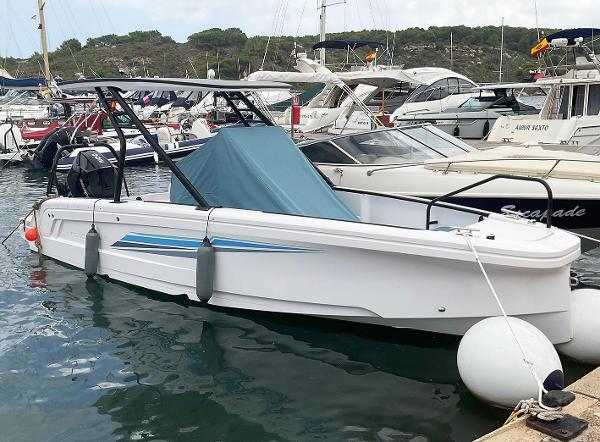 Axopar 22 T-Top 2022 Axopar 22 T-Top boat docked in a marina, featuring sleek design and modern aesthetics.