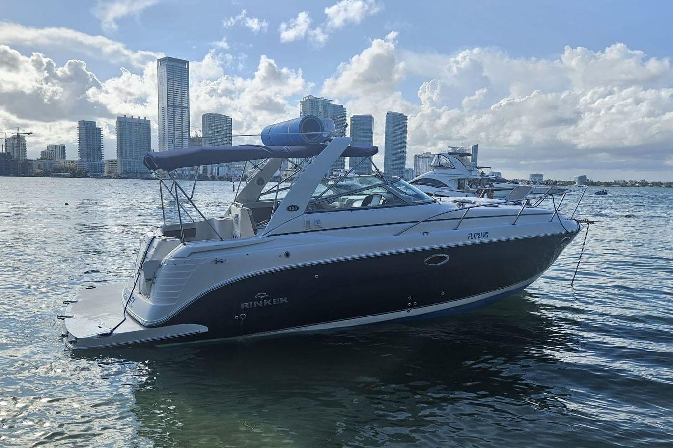 2006 Rinker 300 Express Cruiser