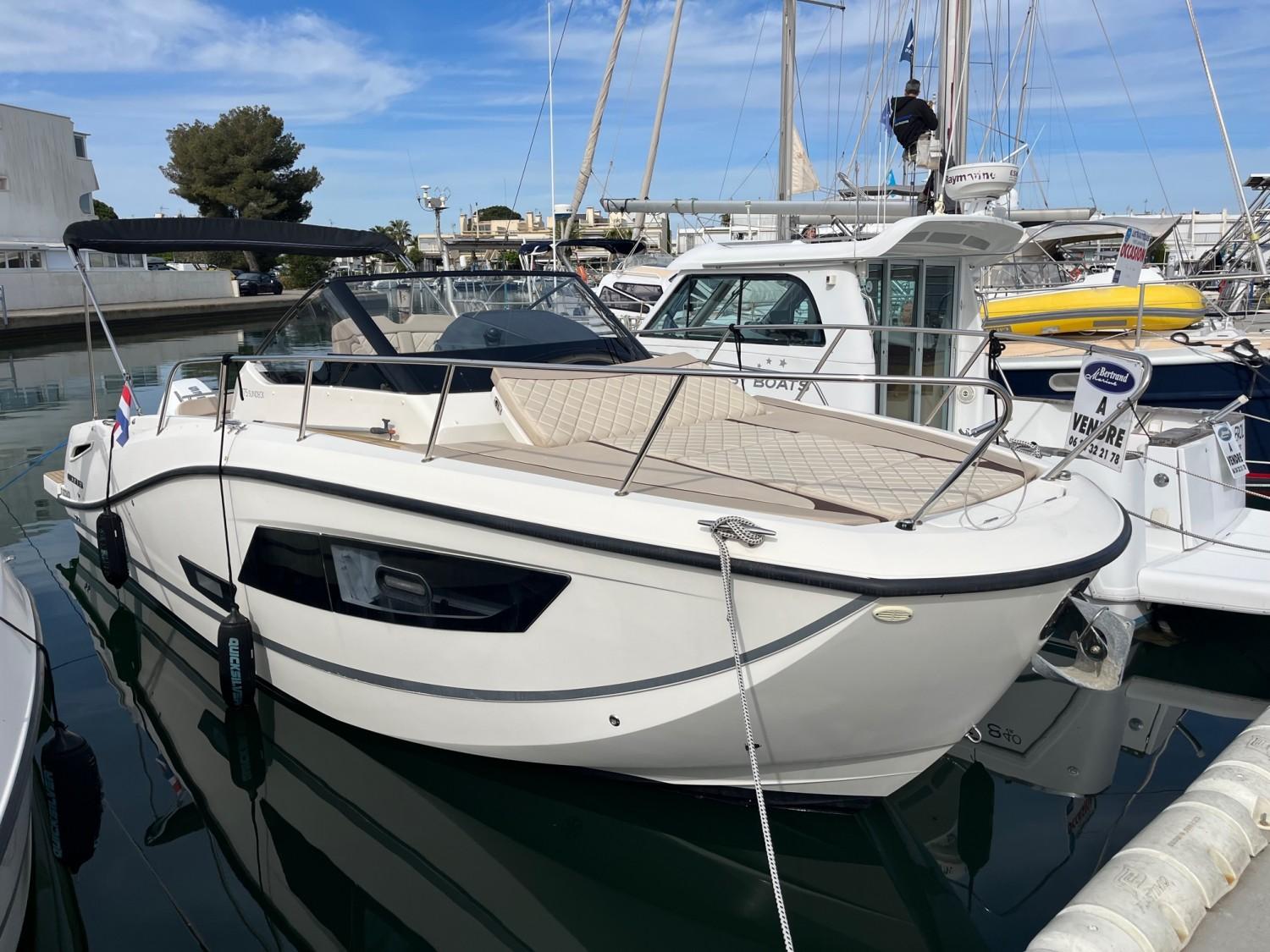 Quicksilver Activ 875 Sundeck
