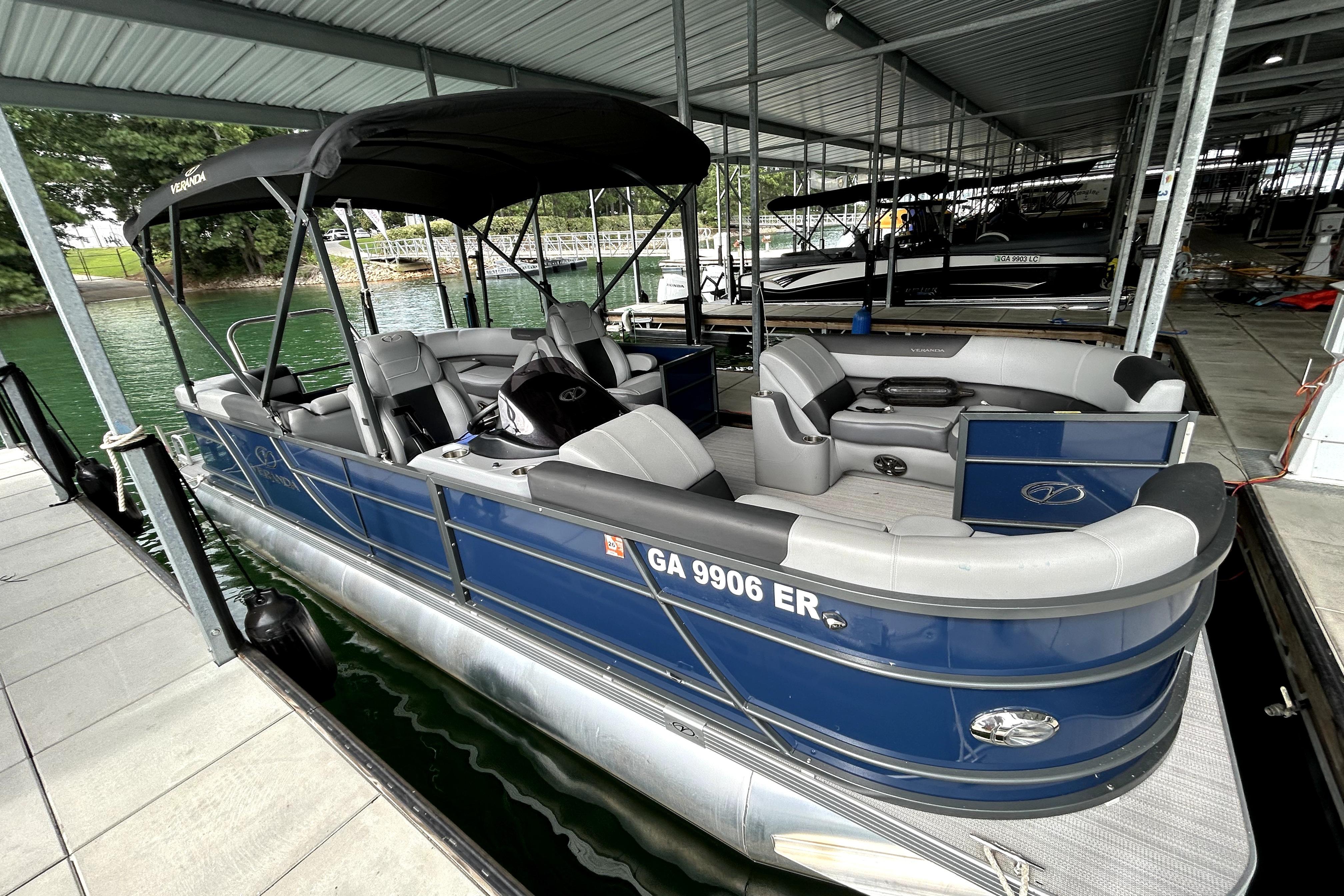 Veranda Relax VR22RC 2022 Veranda Relax VR22RC pontoon boat docked in a covered marina.