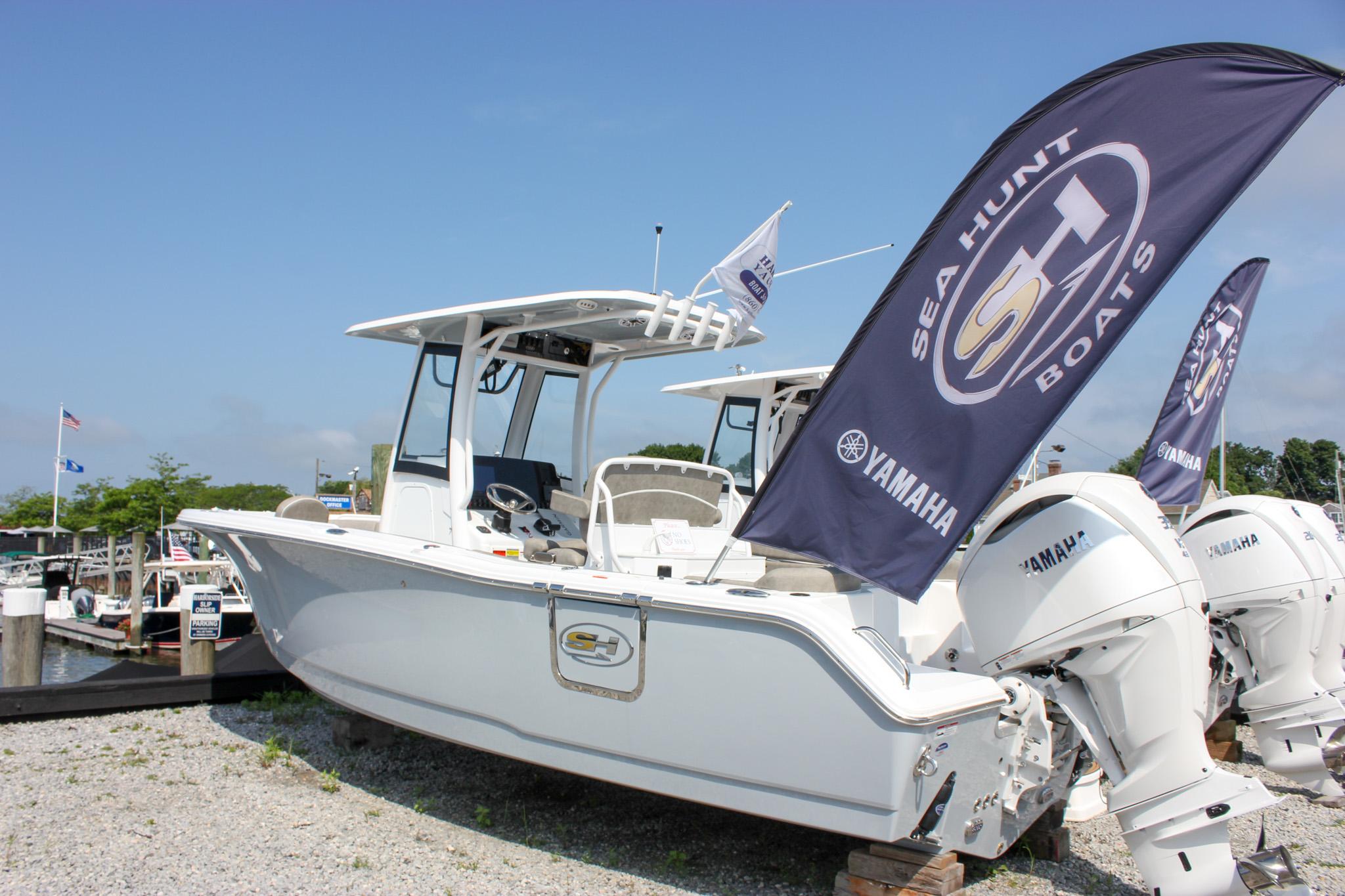 Sea Hunt Ultra 255 SE 2025 Sea Hunt Ultra 255 SE boat displayed with Yamaha engines and flags.