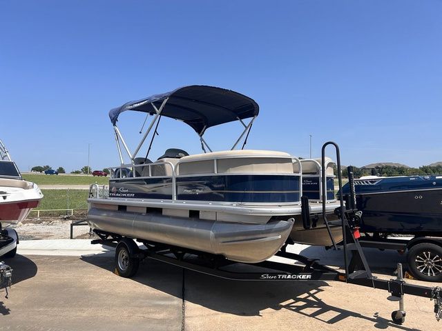 2020 Sun Tracker Party Barge 18 DLX