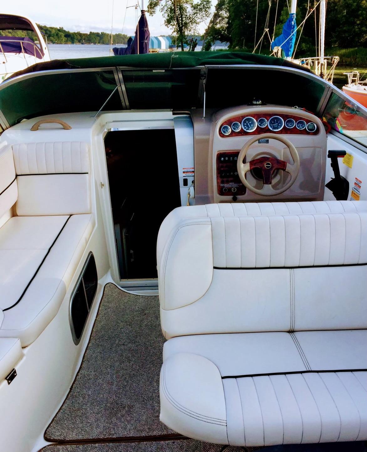 Chaparral 240 SIGNATURE 1998 Chaparral 240 SIGNATURE boat interior with white seating and dashboard.
