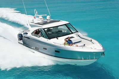 Formula 400 Super Sport Crossover 2026 Formula 400 Super Sport Crossover cruising on clear turquoise waters. Boat