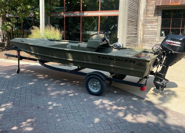 Tracker Grizzly 1648 SC 2025 Tracker Grizzly 1648 SC boat with Mercury motor on trailer.